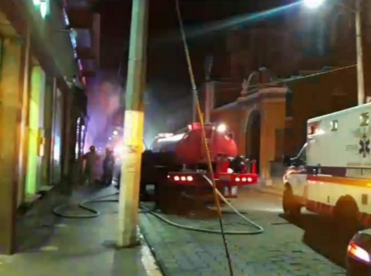 Se presenta incendio en zapatearía del centro de Atlixco 